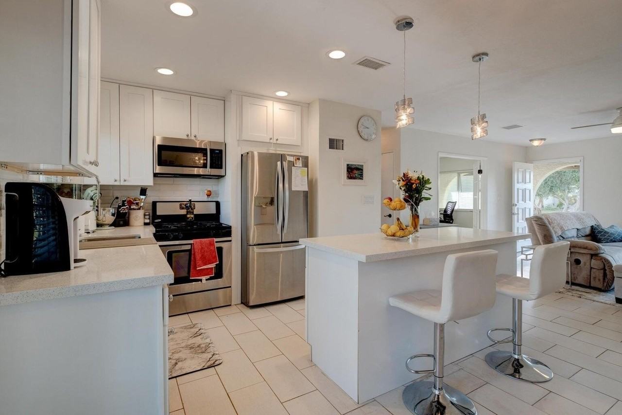 75240 Camello Ct N - Photo 7 of 32