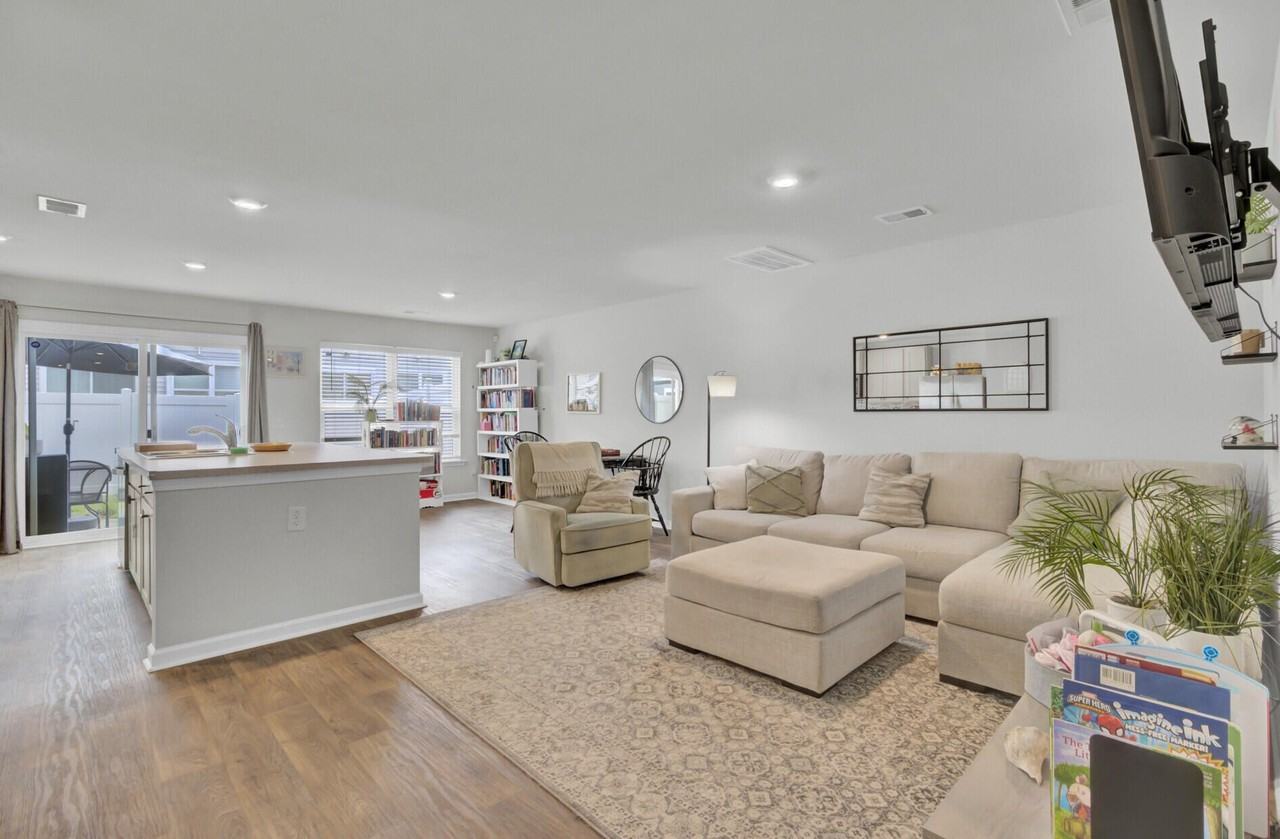 102 Rosefield Ct - Photo 6 of 41