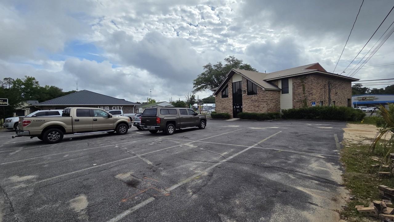 638 N Ferdon Blvd - Photo 3 of 12