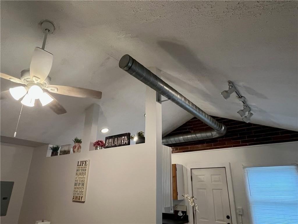 1115 Shelby Pl Se #B - Photo 5 of 34