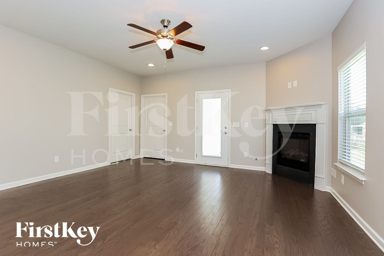 908 Carnation Dr - Photo 2 of 15