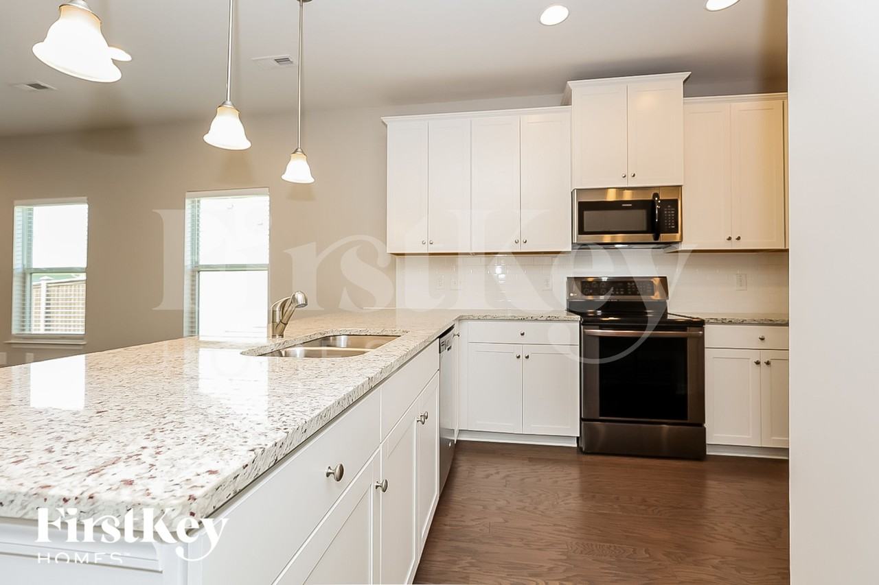 908 Carnation Dr - Photo 5 of 15