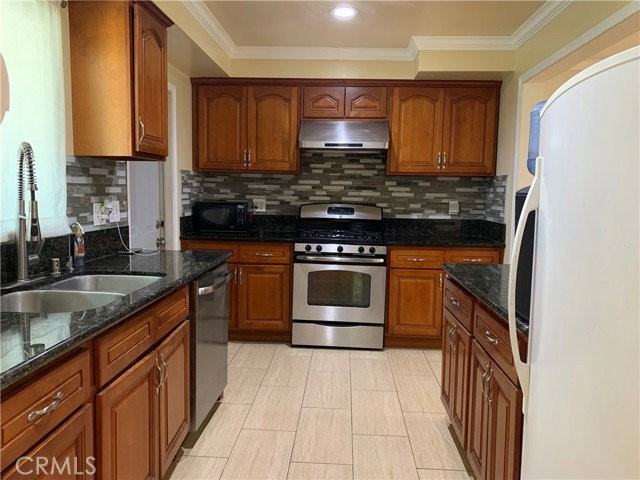 1638 Grove Pl - Photo 3 of 8