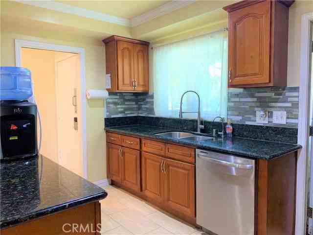 1638 Grove Pl - Photo 4 of 8