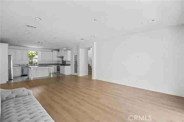 217 Wicker - Photo 2 of 7