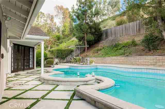 25342 Hugo Rd - Photo 2 of 8