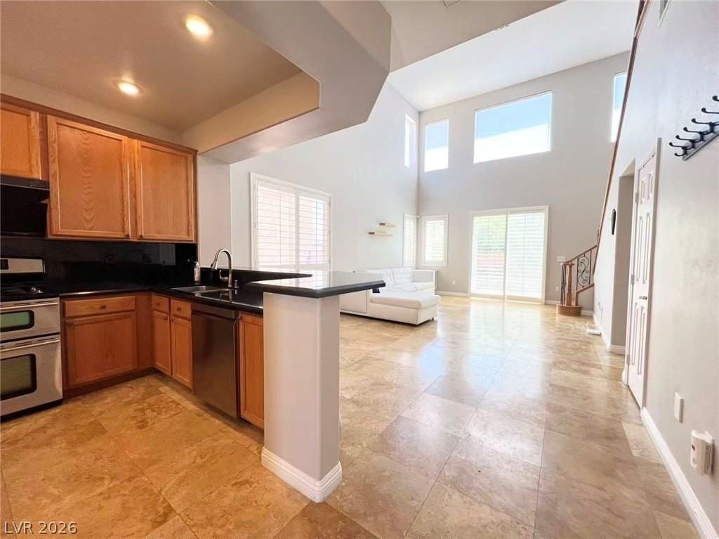 538 Los Hermanos St - Photo 5 of 27