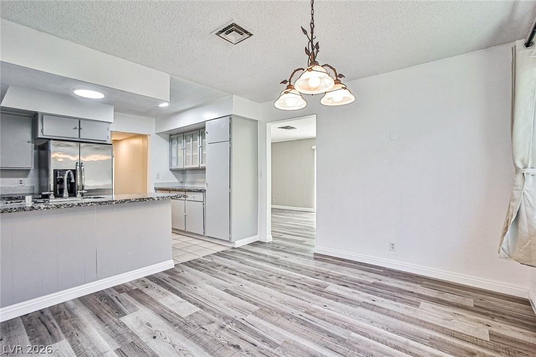 1320 Robin St - Photo 7 of 34