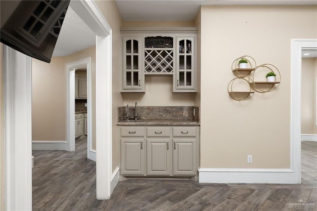 413 E Wisteria Ave - Photo 3 of 19