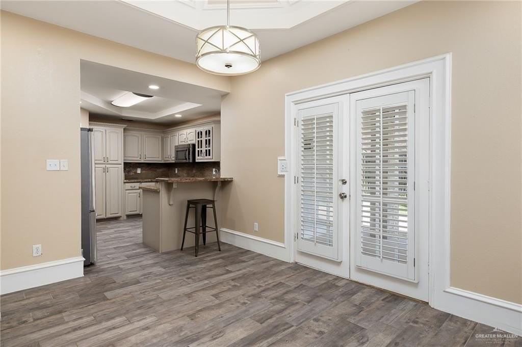 413 E Wisteria Ave - Photo 5 of 19