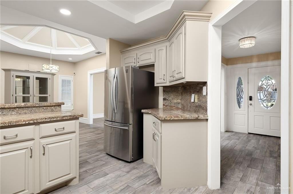 413 E Wisteria Ave - Photo 7 of 19