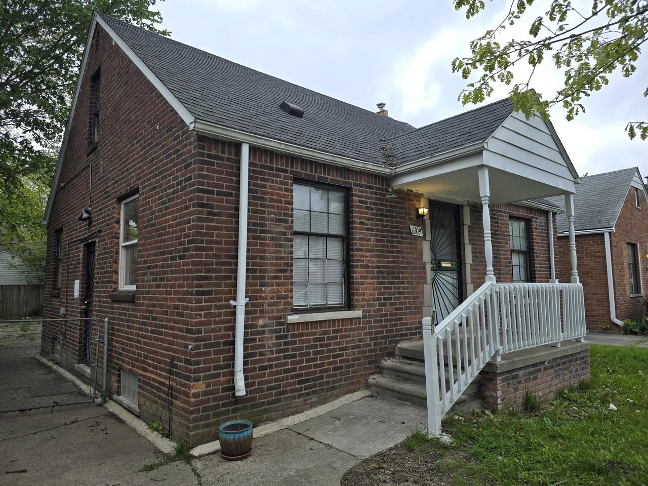 6109 Farmbrook St - Photo 2 of 17