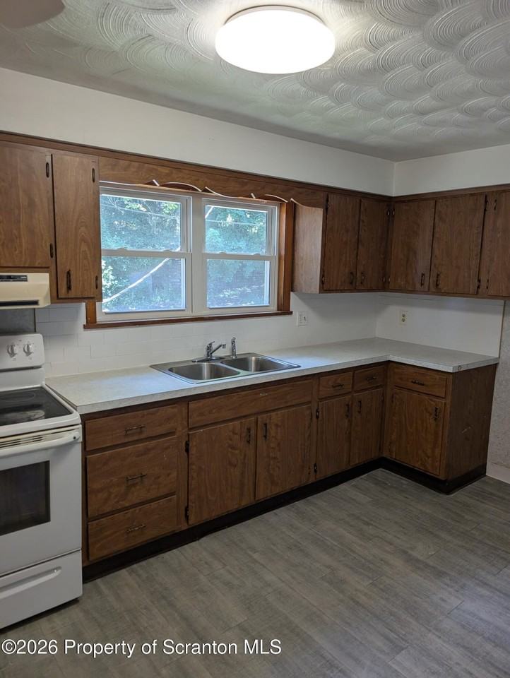 118 1/2 Broad St - Photo 2 of 12