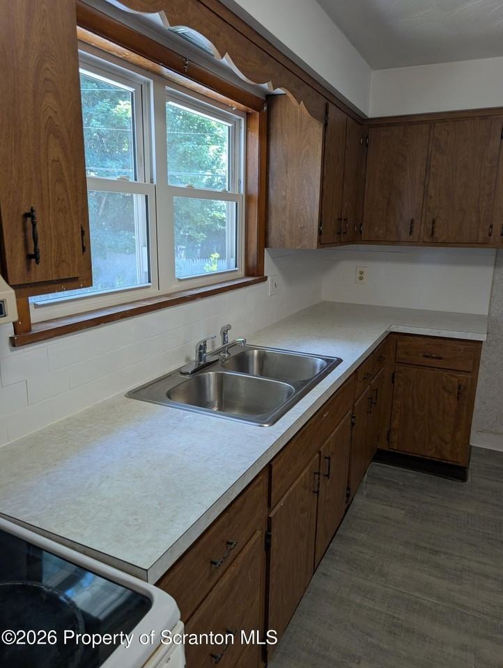118 1/2 Broad St - Photo 3 of 12