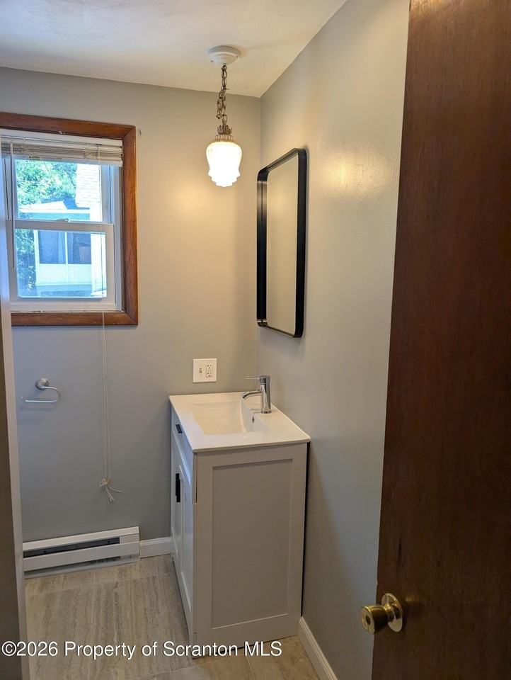 118 1/2 Broad St - Photo 5 of 12