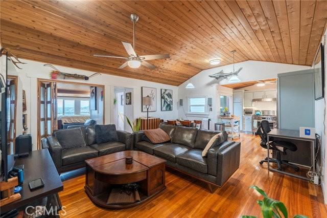 526 Crane Blvd - Photo 3 of 8