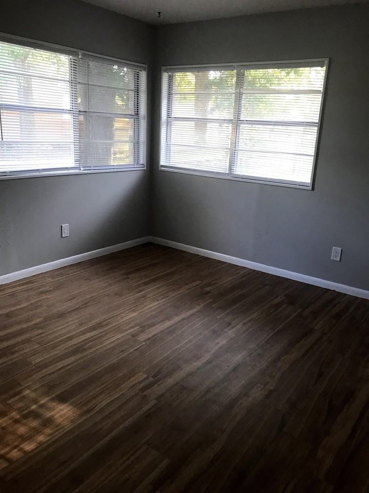 215 Flamingo Cir - Photo 5 of 9