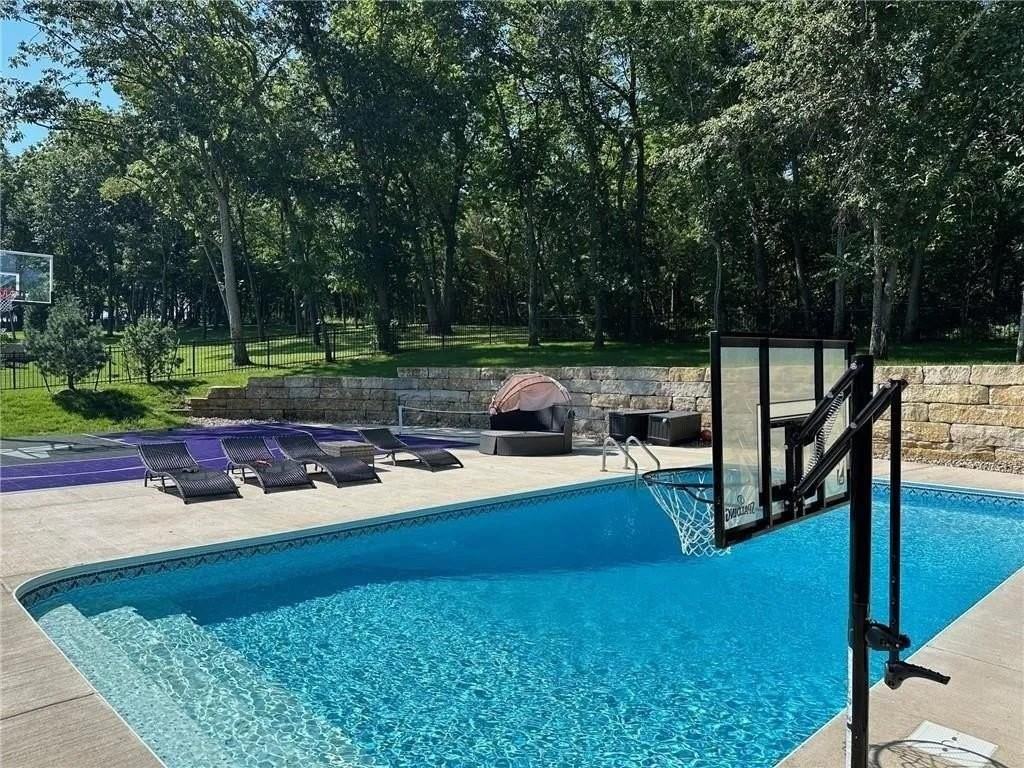 517 Southshore Dr - Photo 2 of 44