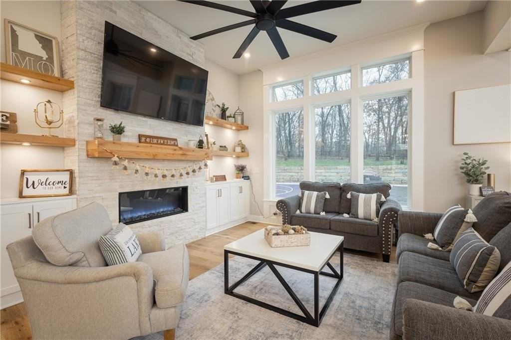 517 Southshore Dr - Photo 3 of 44