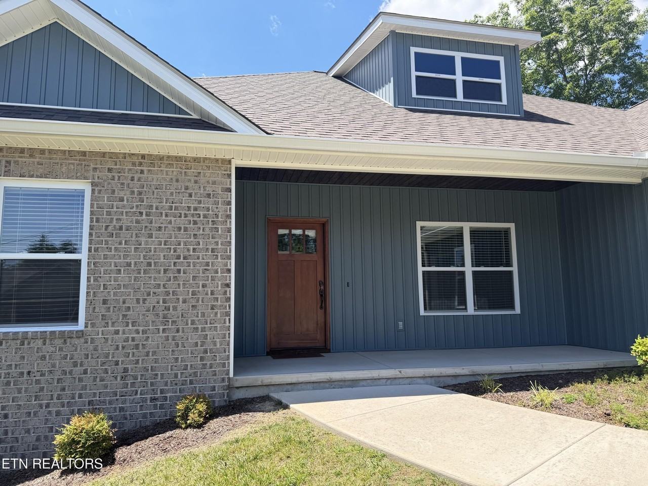 209 Amherst Ln - Photo 2 of 18