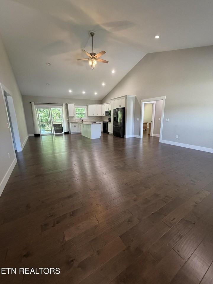209 Amherst Ln - Photo 3 of 18