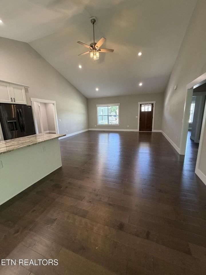 209 Amherst Ln - Photo 4 of 18
