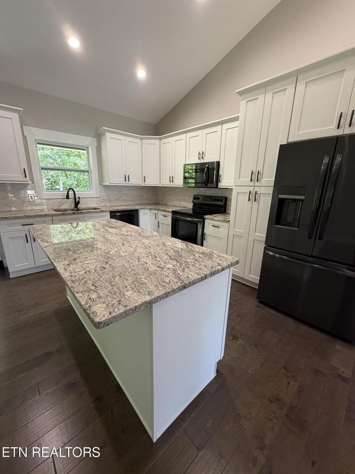 209 Amherst Ln - Photo 5 of 18
