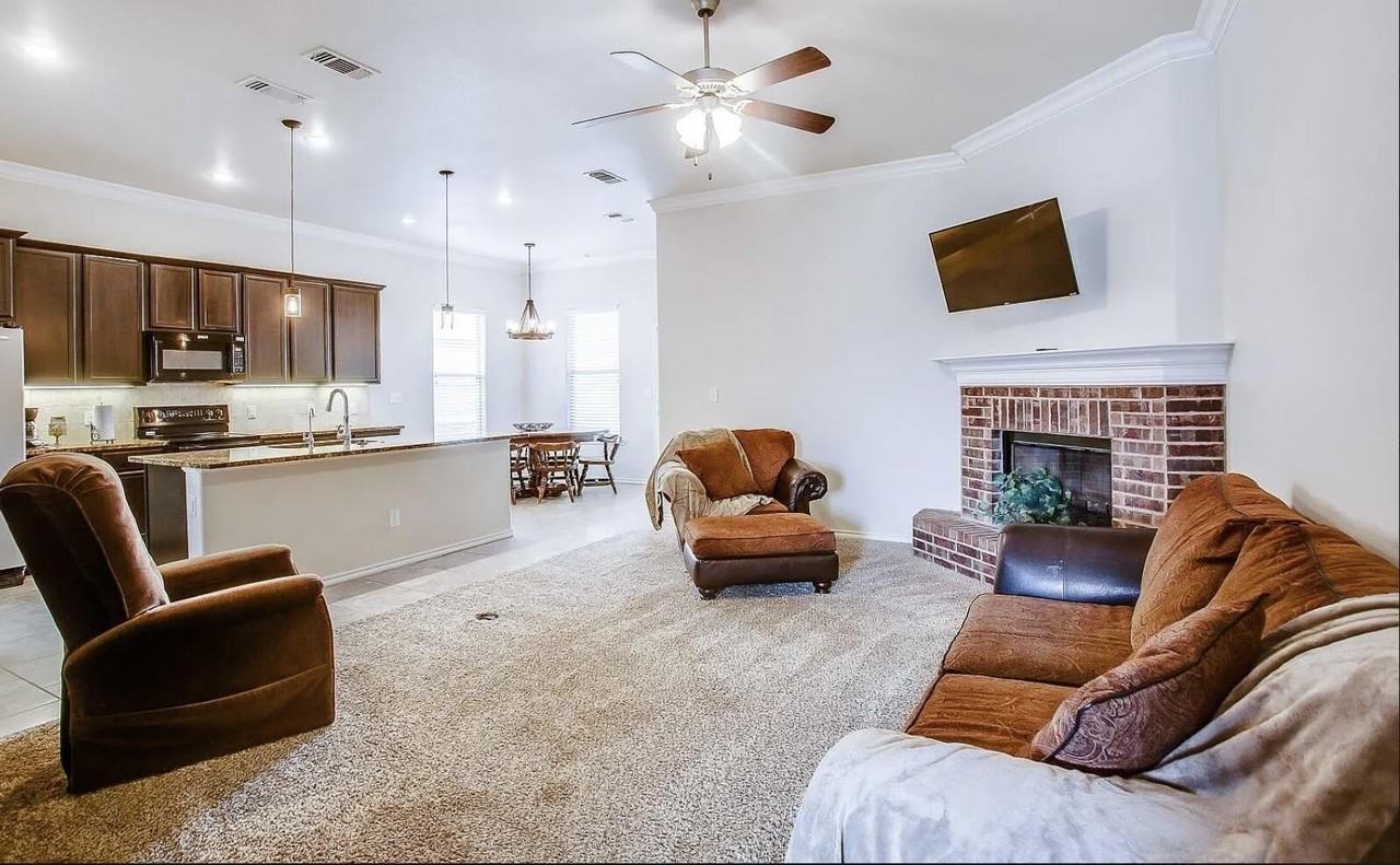 7428 103rd St - Photo 2 of 17