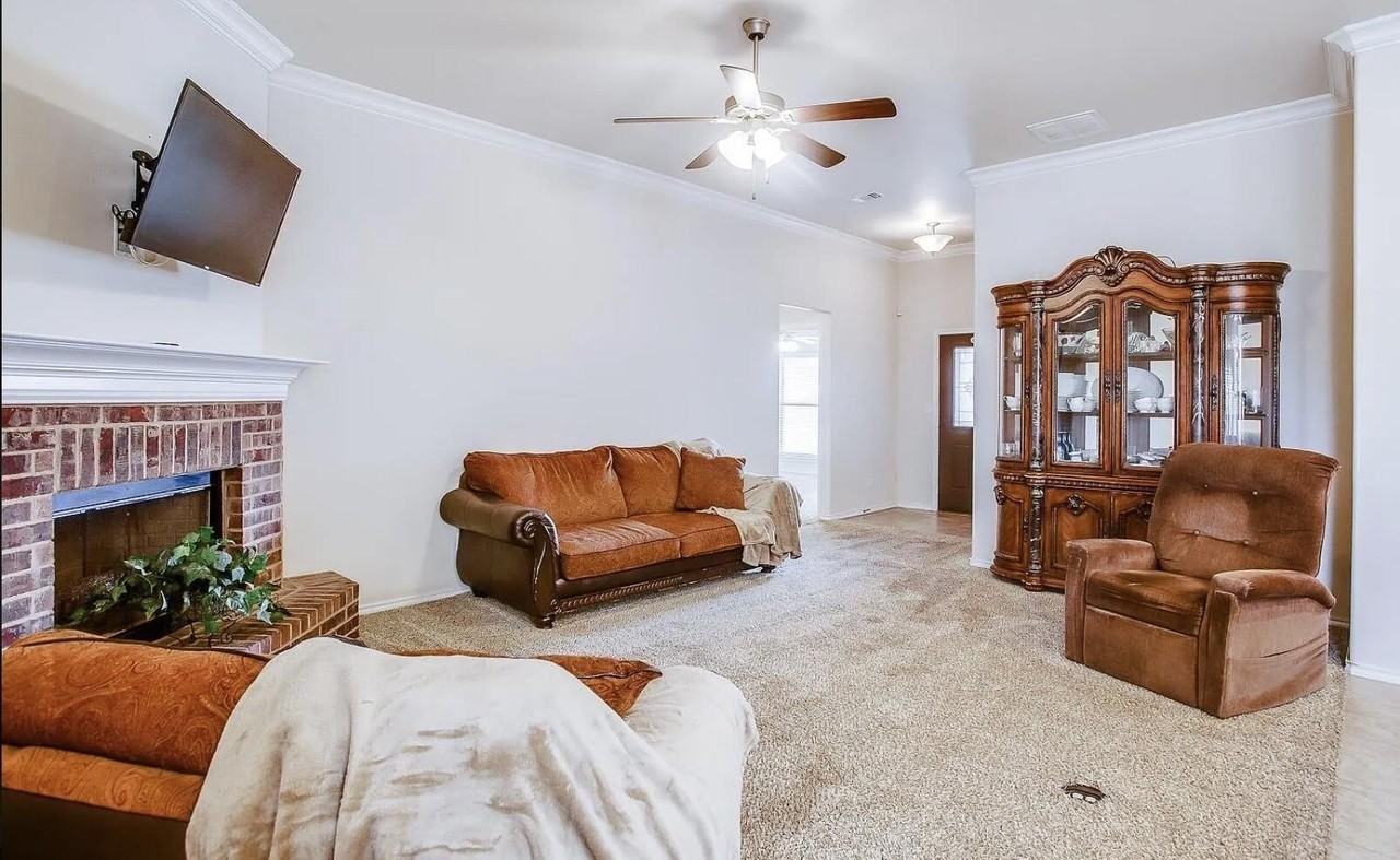 7428 103rd St - Photo 4 of 17