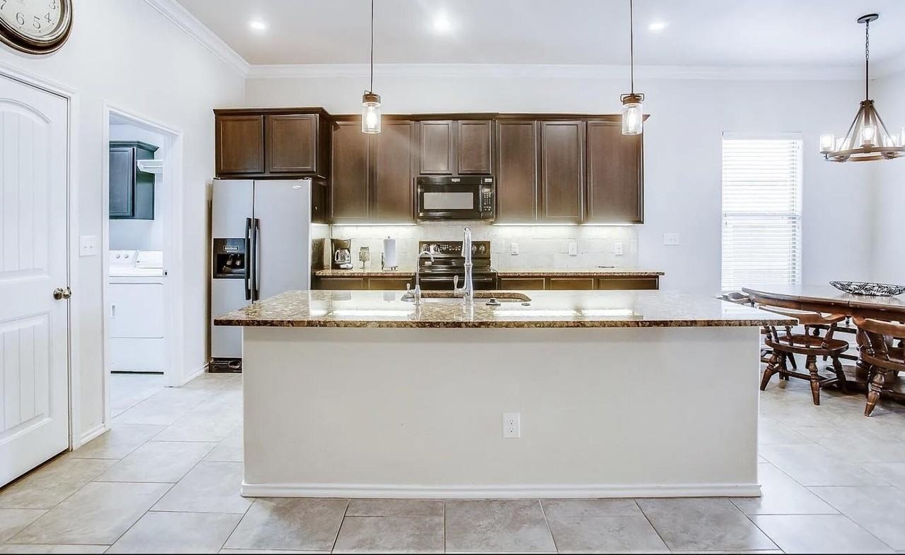 7428 103rd St - Photo 5 of 17