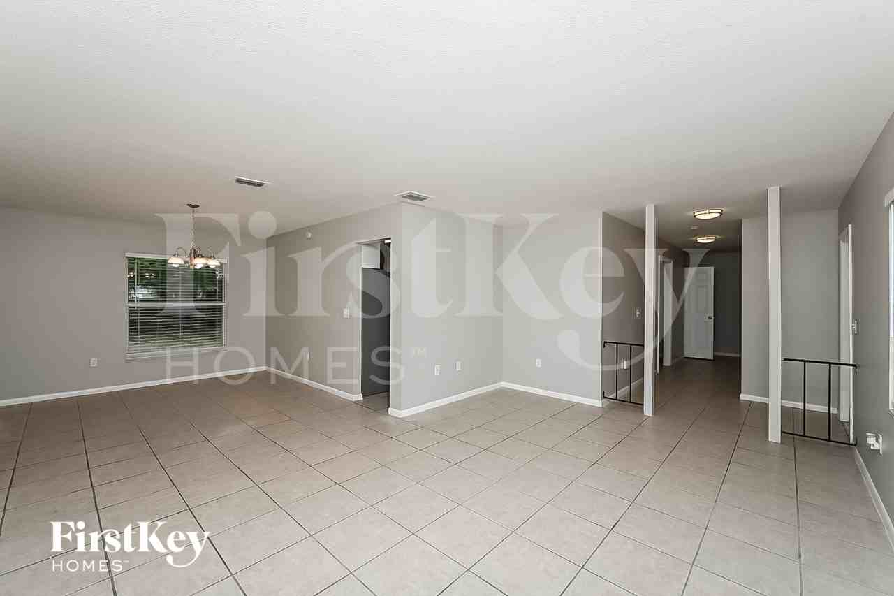 718 Kingswood Loop - Photo 3 of 17
