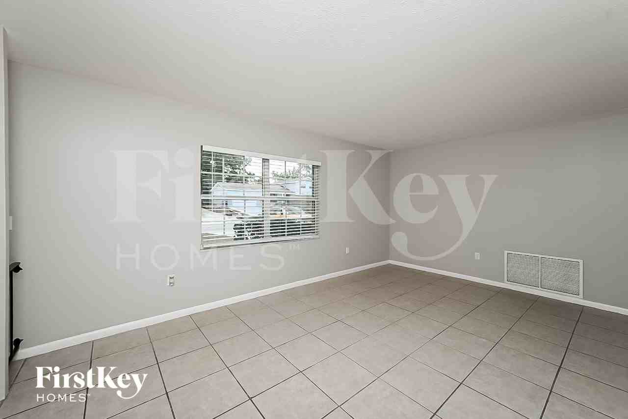 718 Kingswood Loop - Photo 4 of 17
