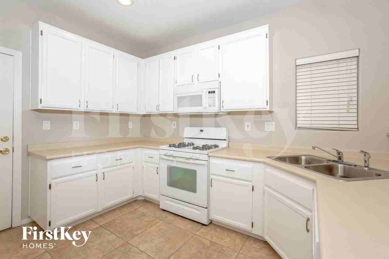 8309 Cavaricci Ave - Photo 4 of 15