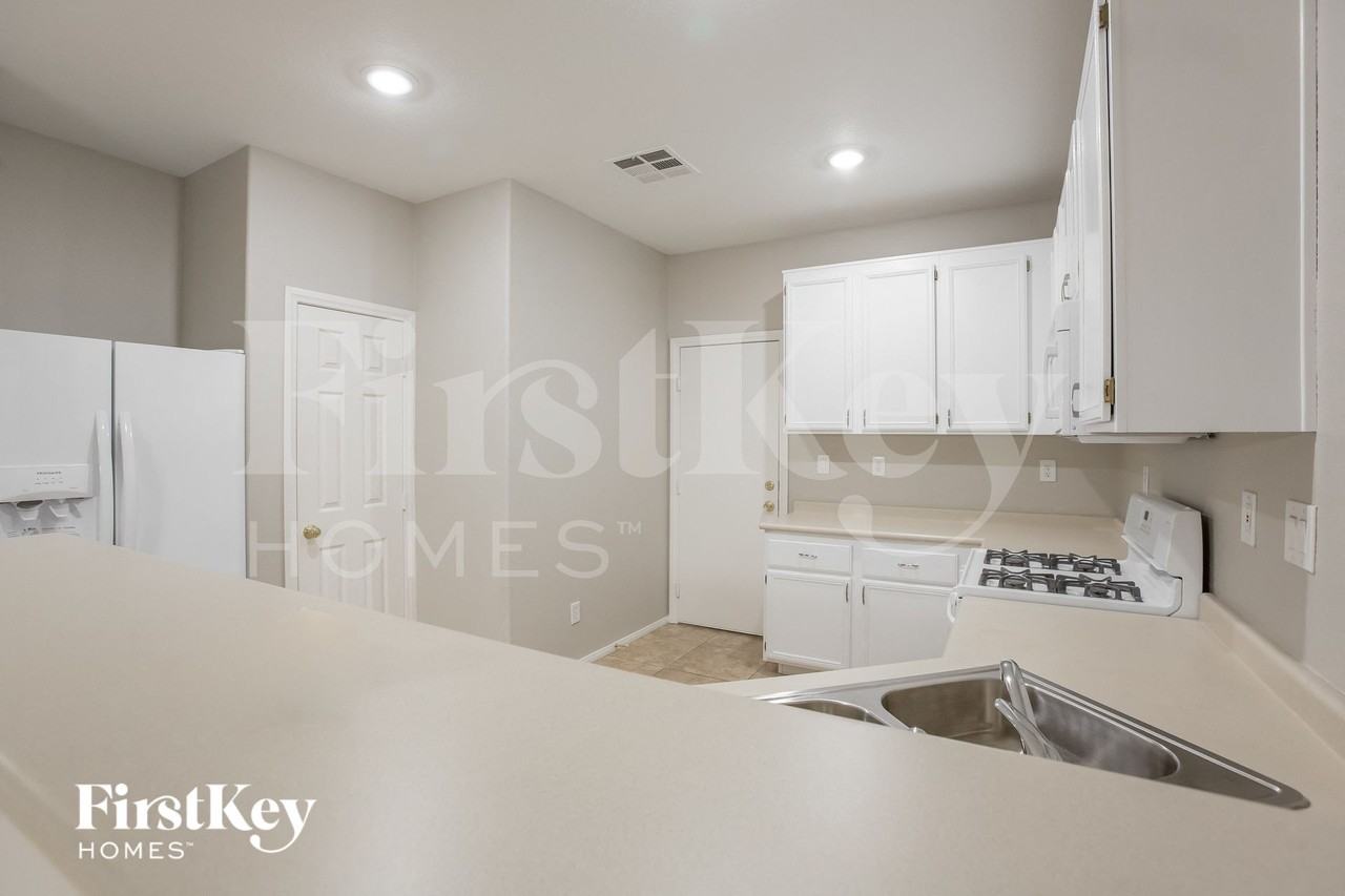 8309 Cavaricci Ave - Photo 5 of 15