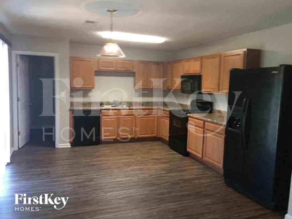 1777 Whatling St - Photo 3 of 10