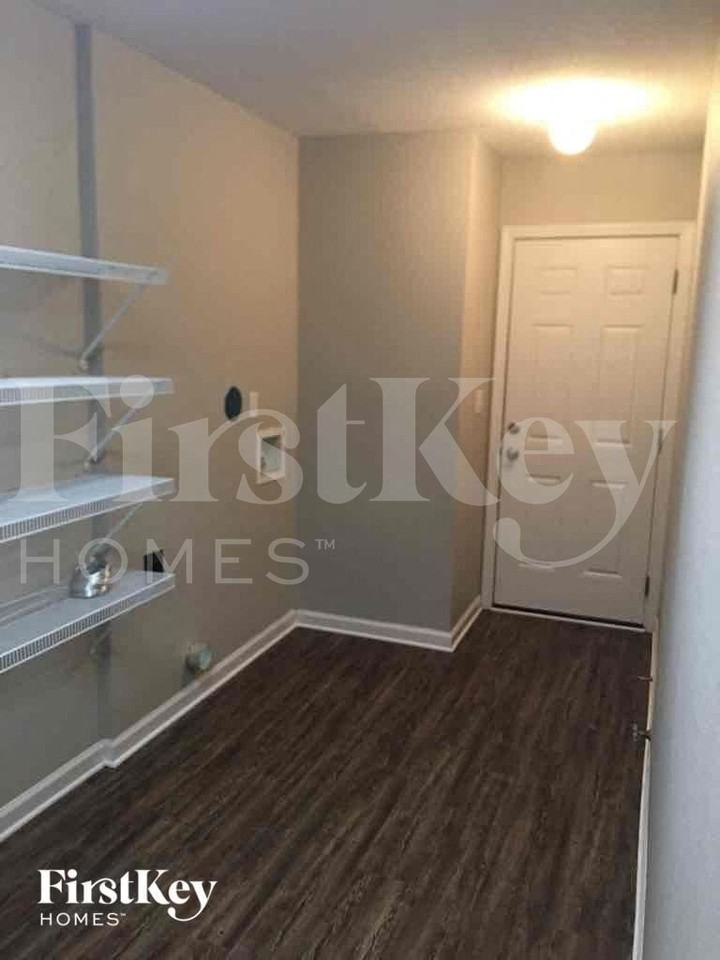 1777 Whatling St - Photo 4 of 10