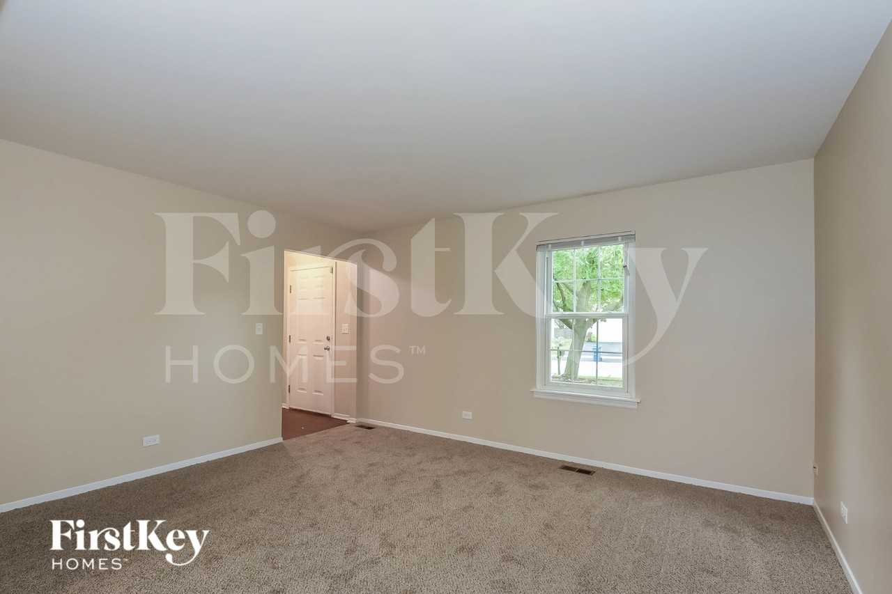 990 Chelsea Ln - Photo 3 of 16