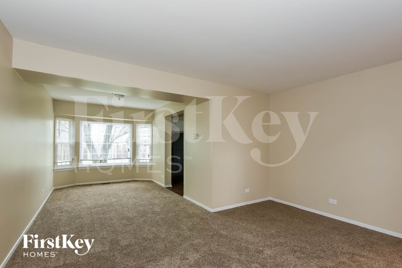 990 Chelsea Ln - Photo 4 of 16