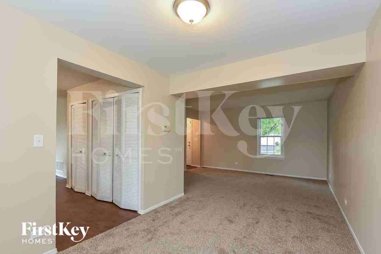 990 Chelsea Ln - Photo 5 of 16