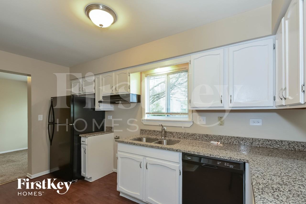 990 Chelsea Ln - Photo 7 of 16