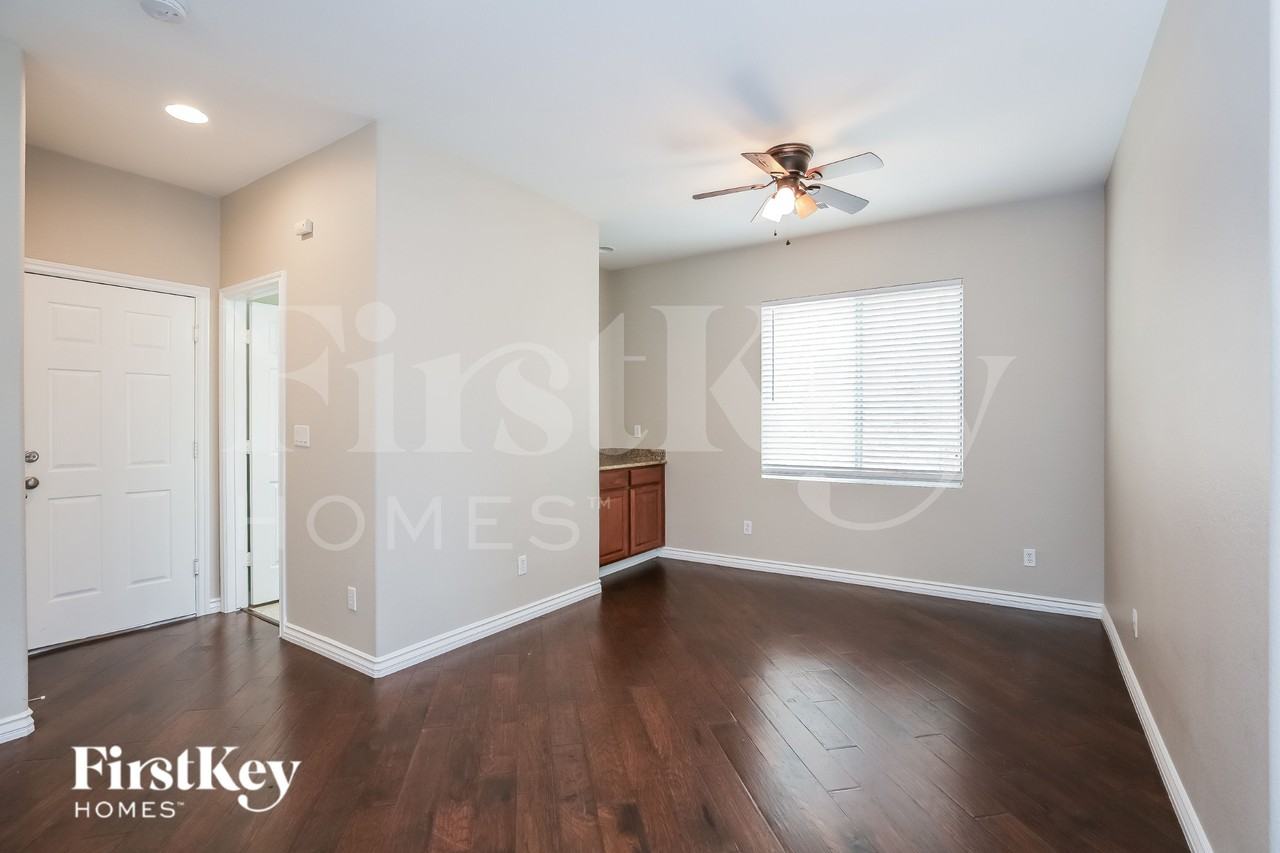 7340 Chesapeake Cove St - Photo 5 of 16