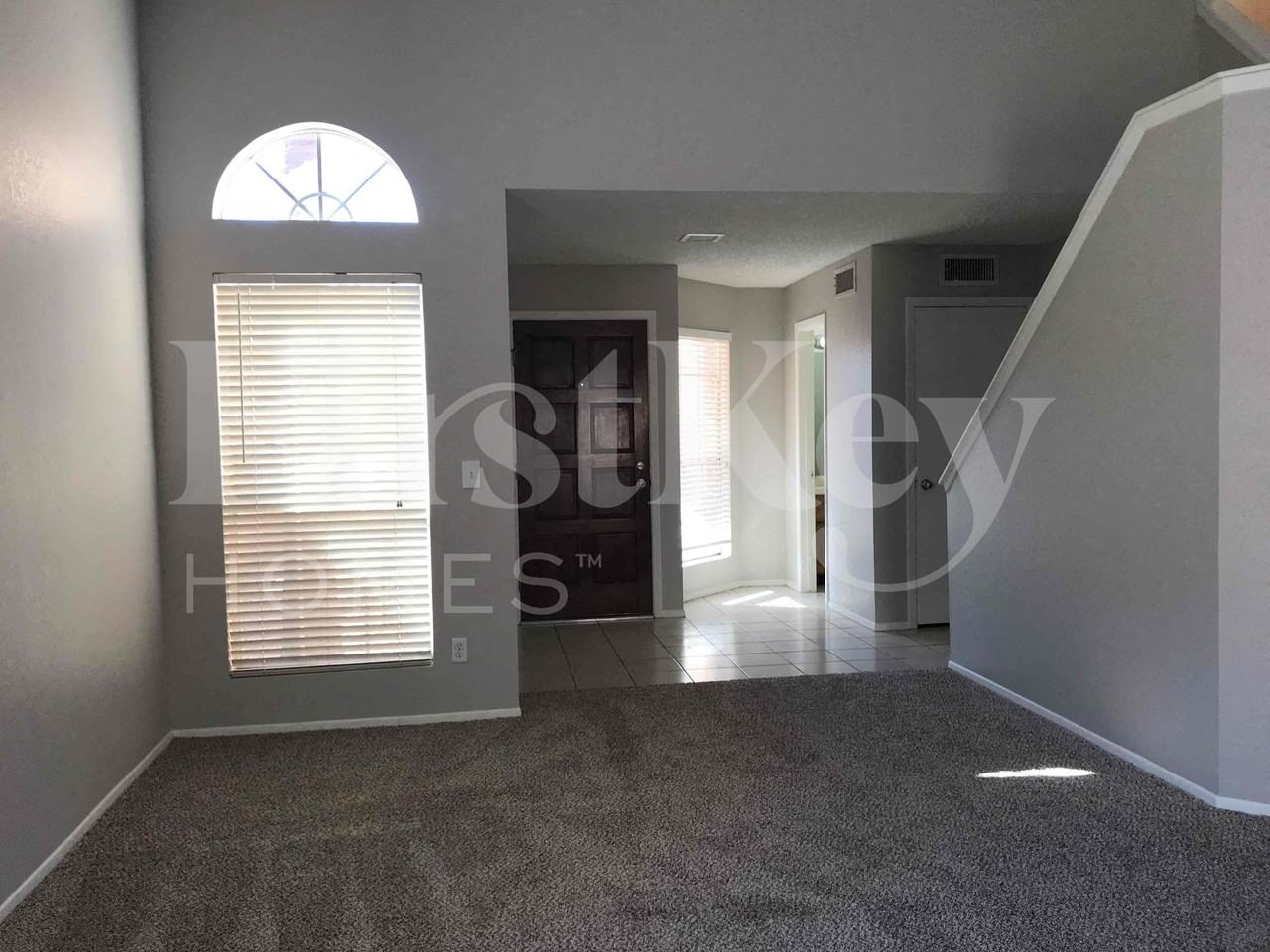 526 E Topeka Dr - Photo 3 of 23