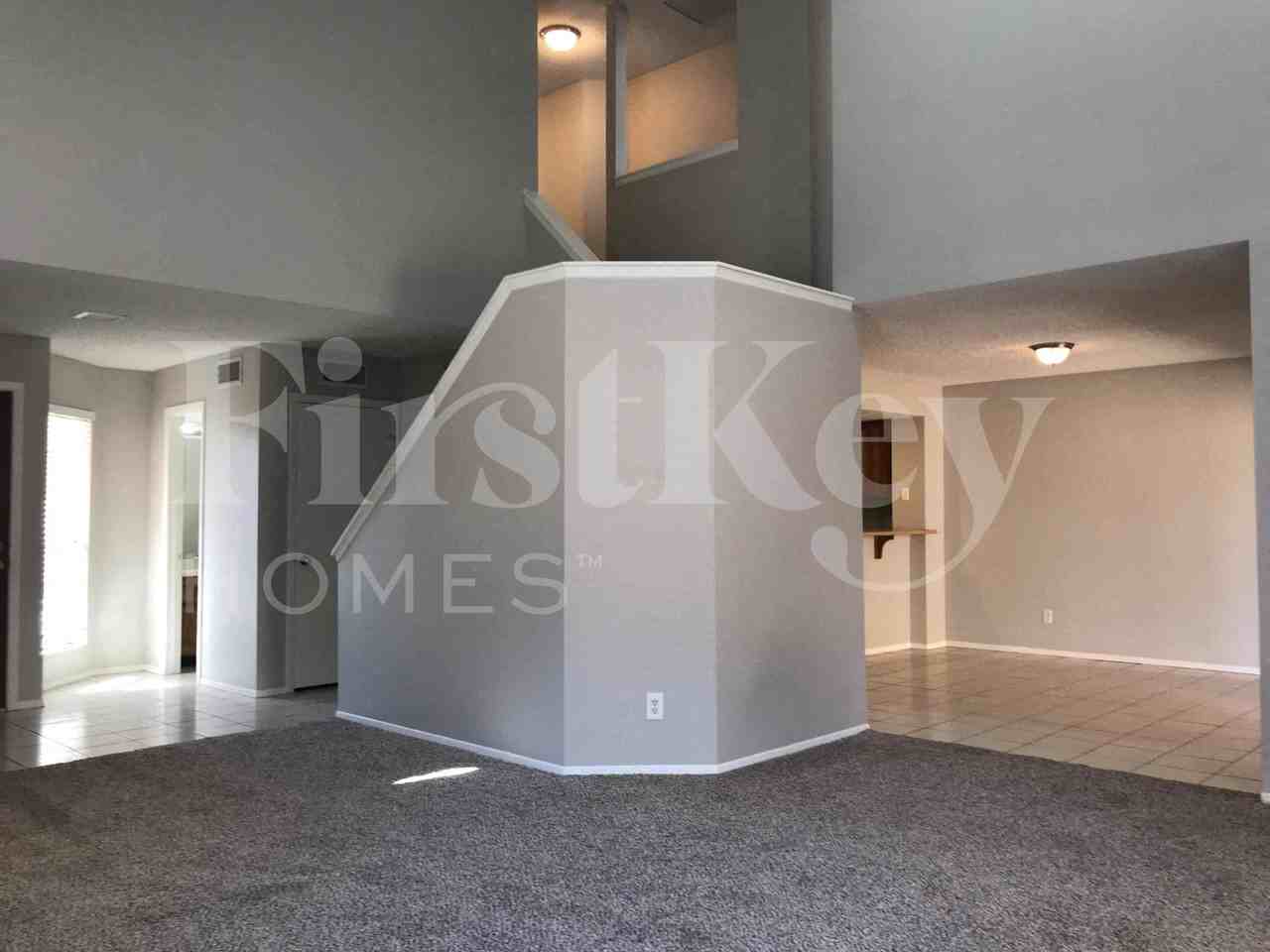 526 E Topeka Dr - Photo 4 of 23