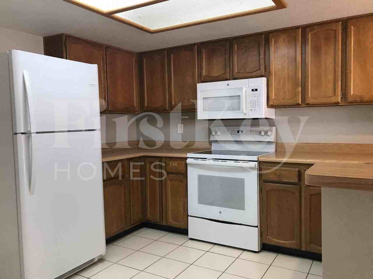 526 E Topeka Dr - Photo 7 of 23