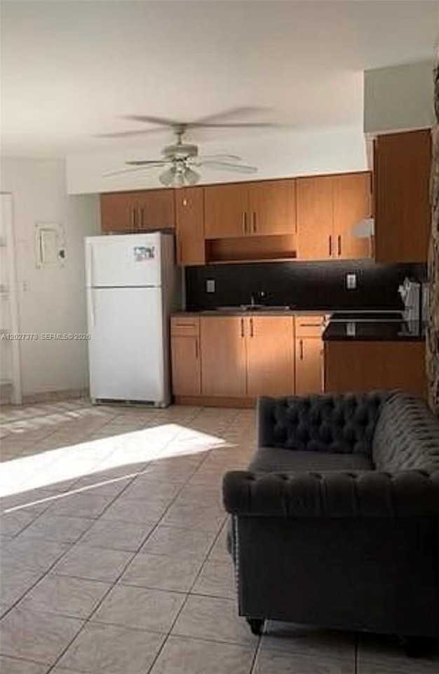242 Sw 11th St #3 - Photo 4 of 4