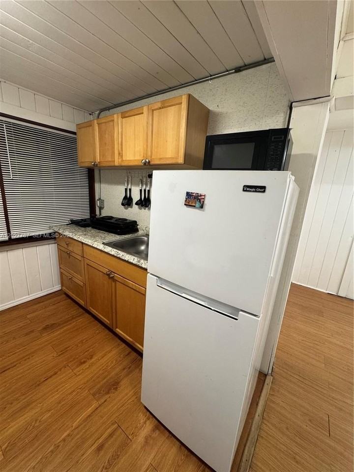 3271 Nw 15th St - Photo 3 of 11