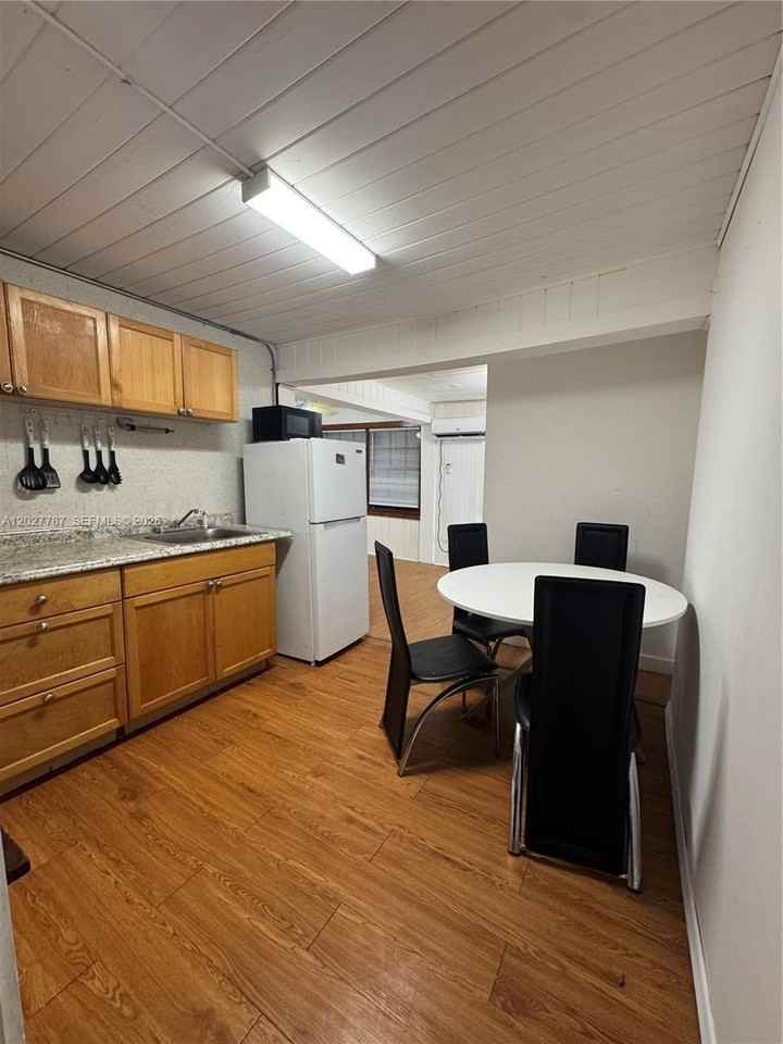 3271 Nw 15th St - Photo 4 of 11