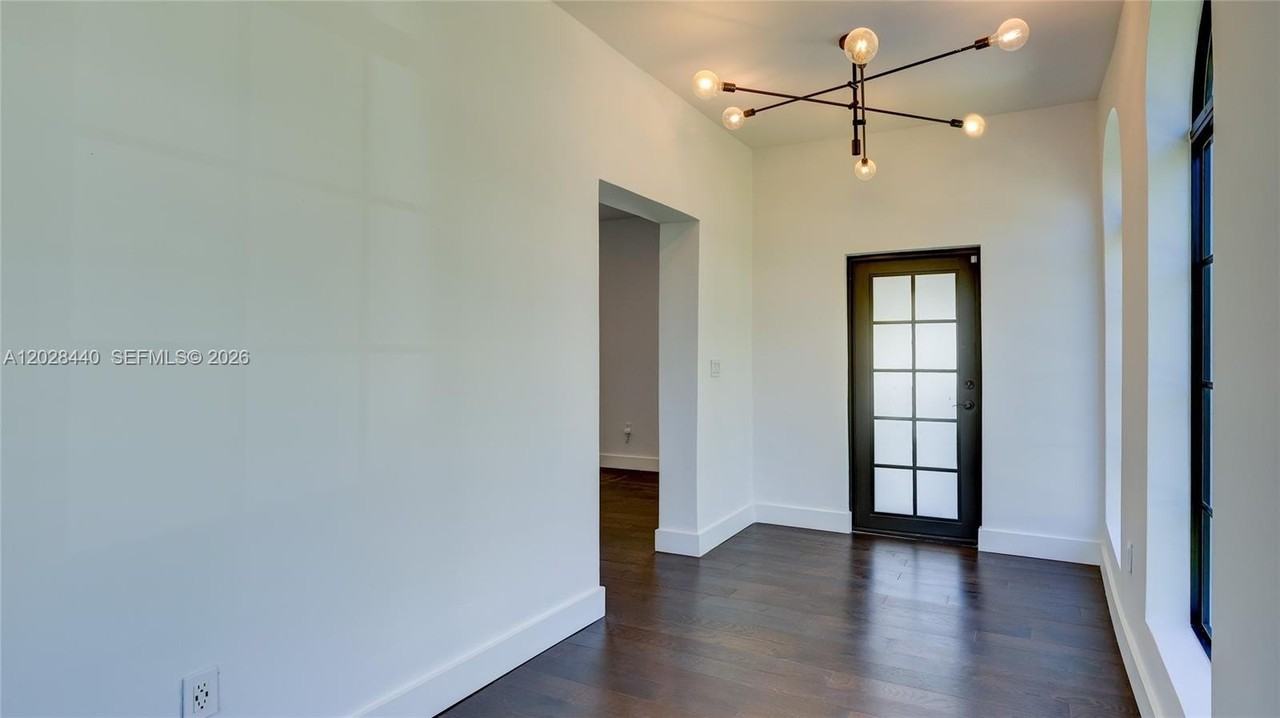 426 Aragon Ave - Photo 5 of 24
