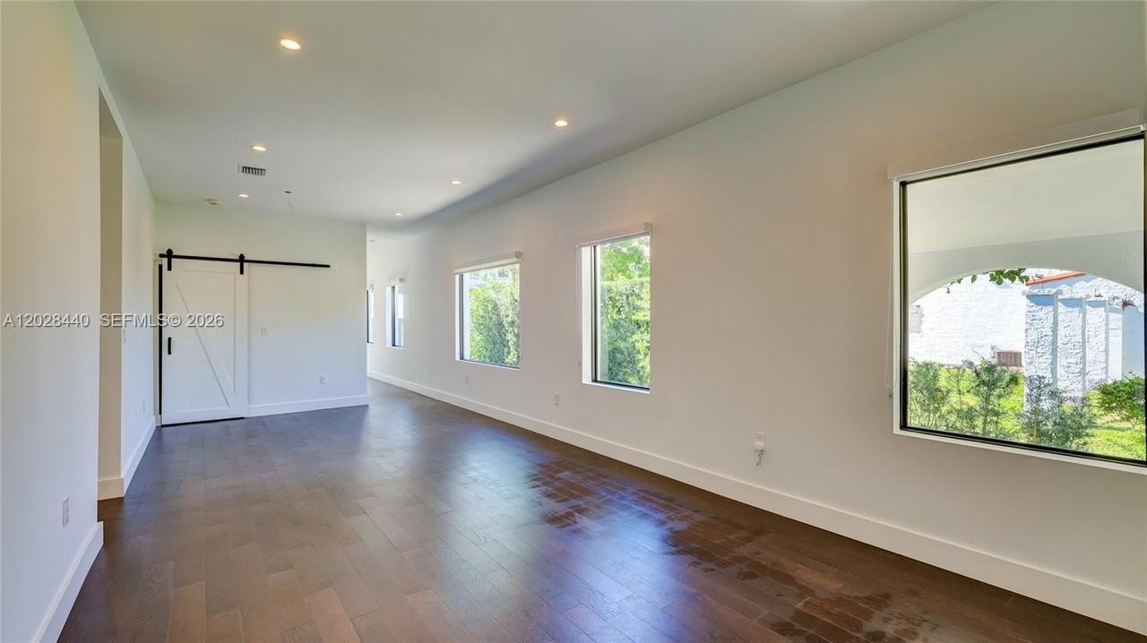 426 Aragon Ave - Photo 6 of 24