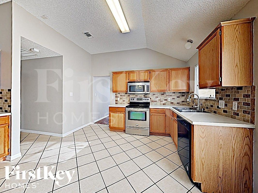 3955 Cypress Gardens Dr - Photo 4 of 17